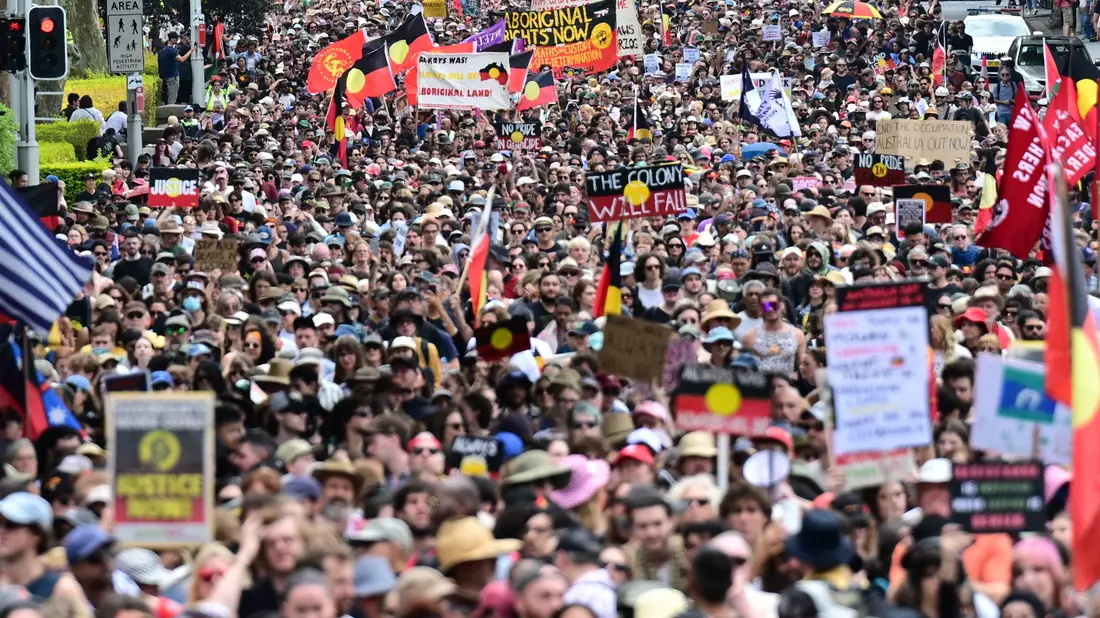 Traditionell protestieren am Nationalfeiertag Zehntausende gegen den «Invasion Day», wie sie den Tag nennen. - Bild: Dean Lewins/AAP/dpa