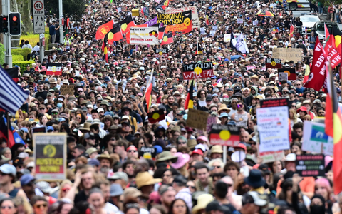 Traditionell protestieren am Nationalfeiertag Zehntausende gegen den «Invasion Day», wie sie den Tag nennen. - Foto: Dean Lewins/AAP/dpa