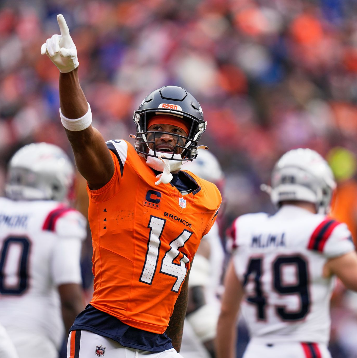 Die Partie begann bei Sonnenschein und einer Führung für Denver - Foto: John Locher/AP/dpa