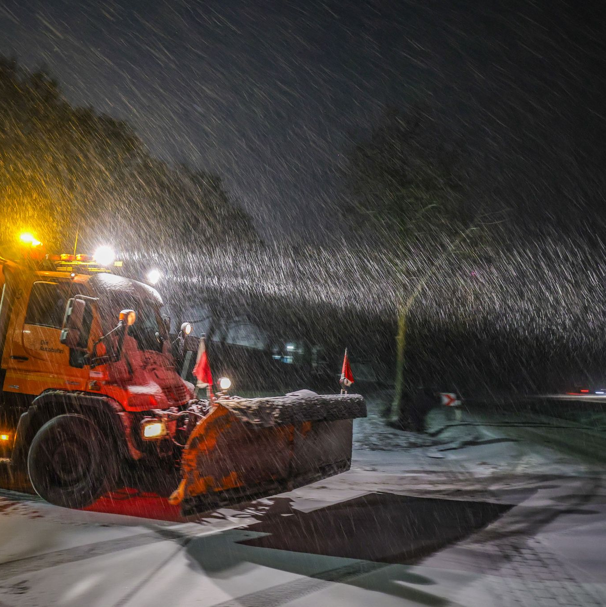 Der Winterdienst rückt an, hier im Kreis Herford (NRW). - Foto: Christoph Reichwein/dpa