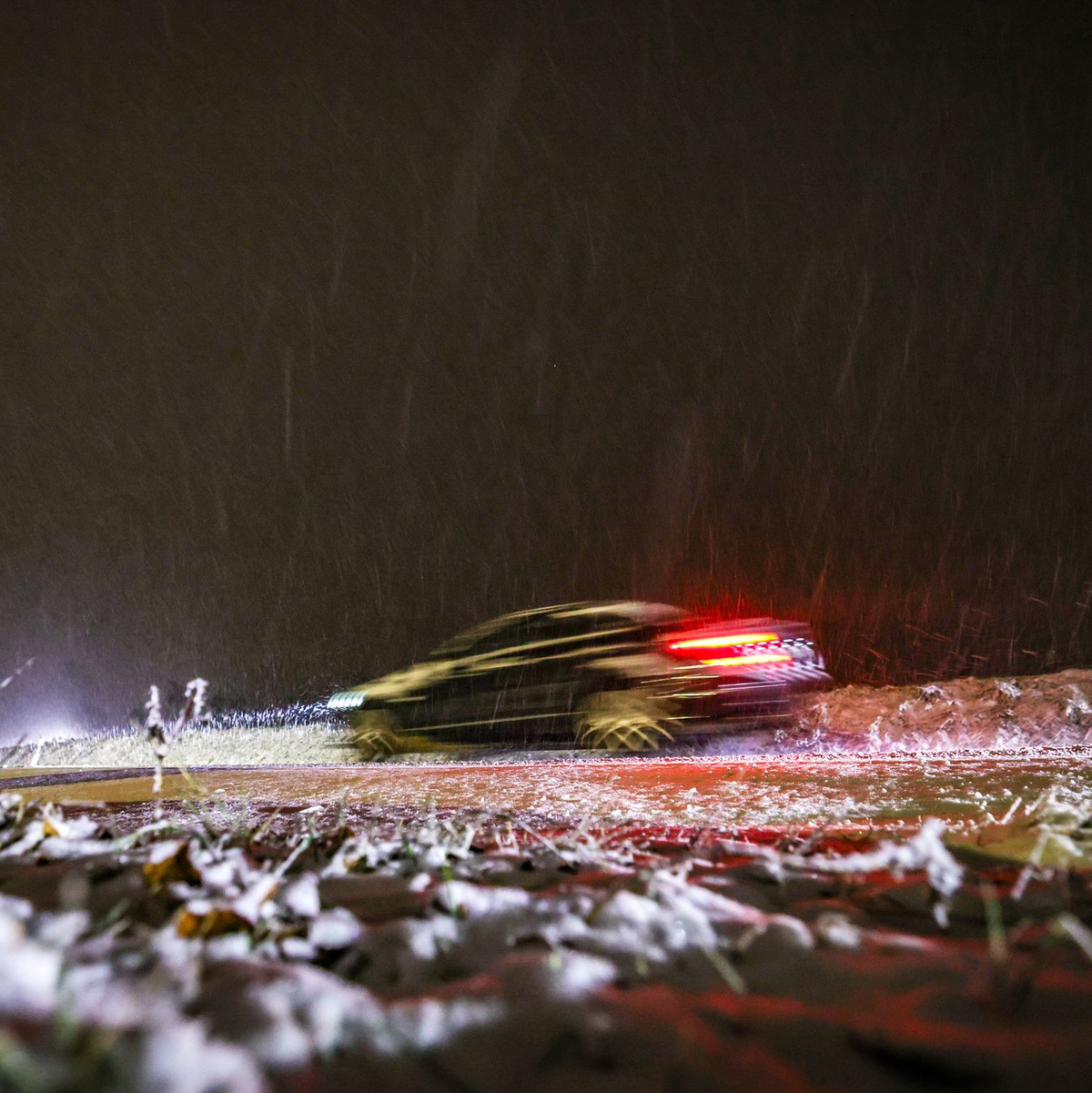 Vorsichtiges Fahren empfohlen. Mancherorts war es sehr glatt am Morgen. - Foto: Christoph Reichwein/dpa