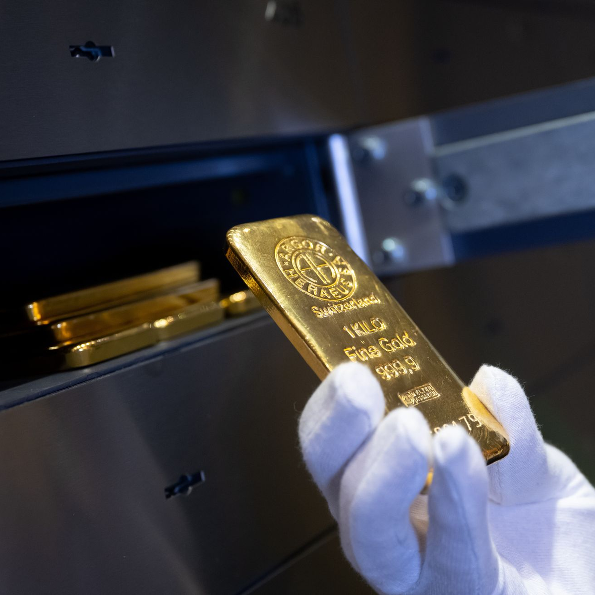 Gold gilt vielen Anlegern als sicherer Hafen in Zeiten politischer Krisen (Archivbild) - Foto: Sven Hoppe/dpa/dpa-tmn