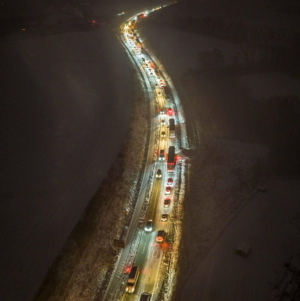 Bei Vlotho in NRW: Lastwagen schafften eine Steigung nicht, es hat sich ein Stau gebildet. - Foto: Christoph Reichwein/dpa