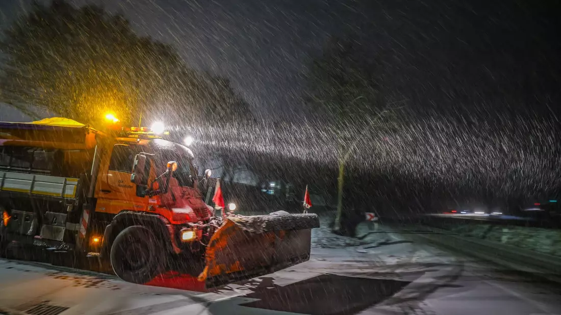 Der Winterdienst rückt an, hier im Kreis Herford (NRW). - Bild: Christoph Reichwein/dpa