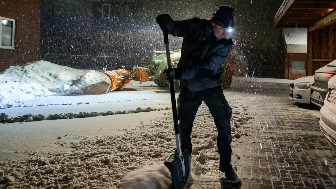Schneeschaufeln an vielen Orten, hier in Ebstorf in Niedersachen. - Bild: Philipp Schulze/dpa