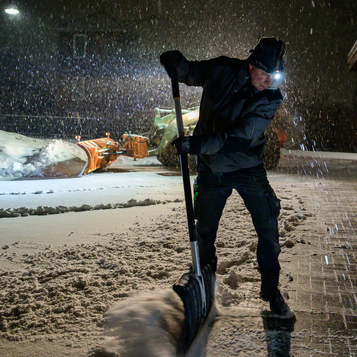 Schneeschaufeln an vielen Orten, hier in Ebstorf in Niedersachen. - Foto: Philipp Schulze/dpa