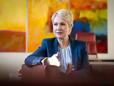 Ministerpräsidentin Manuela Schwesig findet, dass man den Einsatz der Arbeitenden nicht kleinreden soll. (Archivbild) - Foto: Philip Dulian/dpa