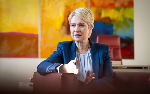 Ministerpräsidentin Manuela Schwesig findet, dass man den Einsatz der Arbeitenden nicht kleinreden soll. (Archivbild) - Foto: Philip Dulian/dpa