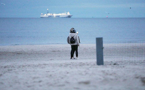 Spaziergänger an der Grenze zwischen Deutschland und Polen (Archiv) - Foto: via dts Nachrichtenagentur Spaziergänger an der Grenze zwischen Deutschland und Polen (Archiv) - Foto: via dts Nachrichtenagentur