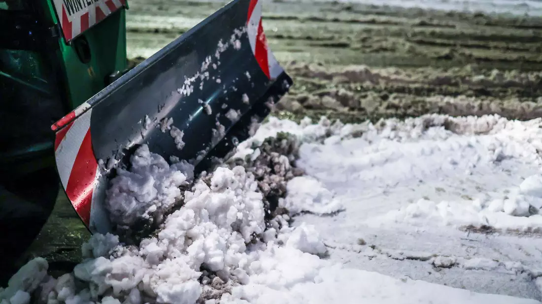 Schnee in Stuttgart wird geräumt. - Bild: Christoph Schmidt/dpa