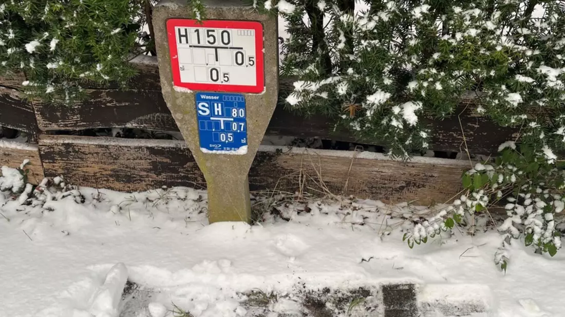 FW Celle: Hydranten vom Schnee befreien - Bild: presseportal.de
