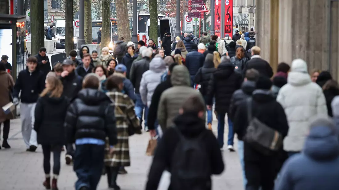 Der Handel zeigt sich im Januar zufriedener mit seinen Geschäften. (Symbolbild) - Bild: Christian Charisius/dpa