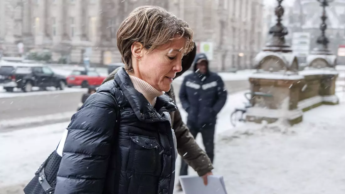 Christina Block auf dem Weg ins Gerichtsgebäude. - Bild: Markus Scholz/dpa