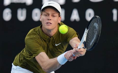 Jannik Sinner hatte im Achtelfinale von Melbourne keine Probleme. - Foto: Dar Yasin/AP/dpa