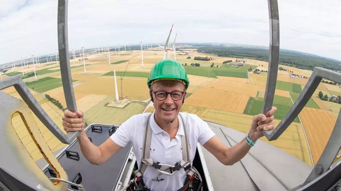 Der Kanzler hat sich Windräder schon aus der Nähe angeschaut, kann ästhetisch aber nicht viel mit ihnen anfangen. - Bild: Friso Gentsch/dpa