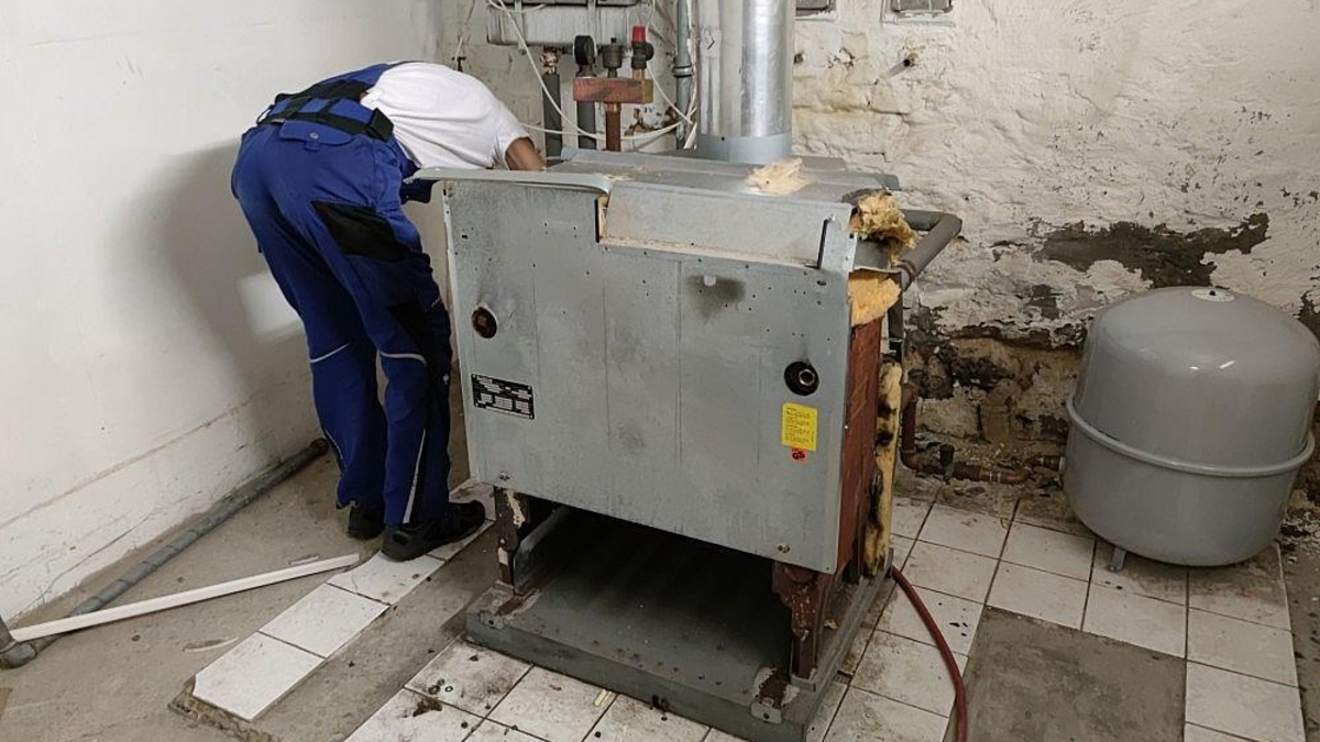 Ausbau einer alten Gasheizung (Archiv) - Foto: via dts Nachrichtenagentur