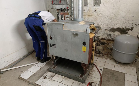 Ausbau einer alten Gasheizung (Archiv) - Foto: via dts Nachrichtenagentur