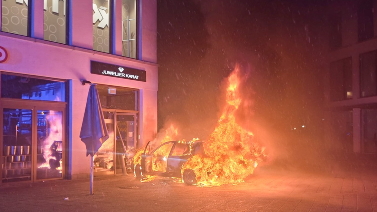 FW-DT: Brennender Pkw in der Innenstadt - Foto: presseportal.de