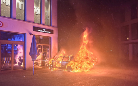 FW-DT: Brennender Pkw in der Innenstadt - Foto: presseportal.de