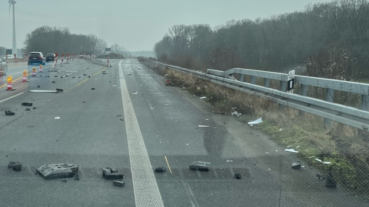 POL-MS: Unfall auf der A1 - Alkoholisierter LKW-Fahrer kollidiert mit Warnbaken - Foto: presseportal.de