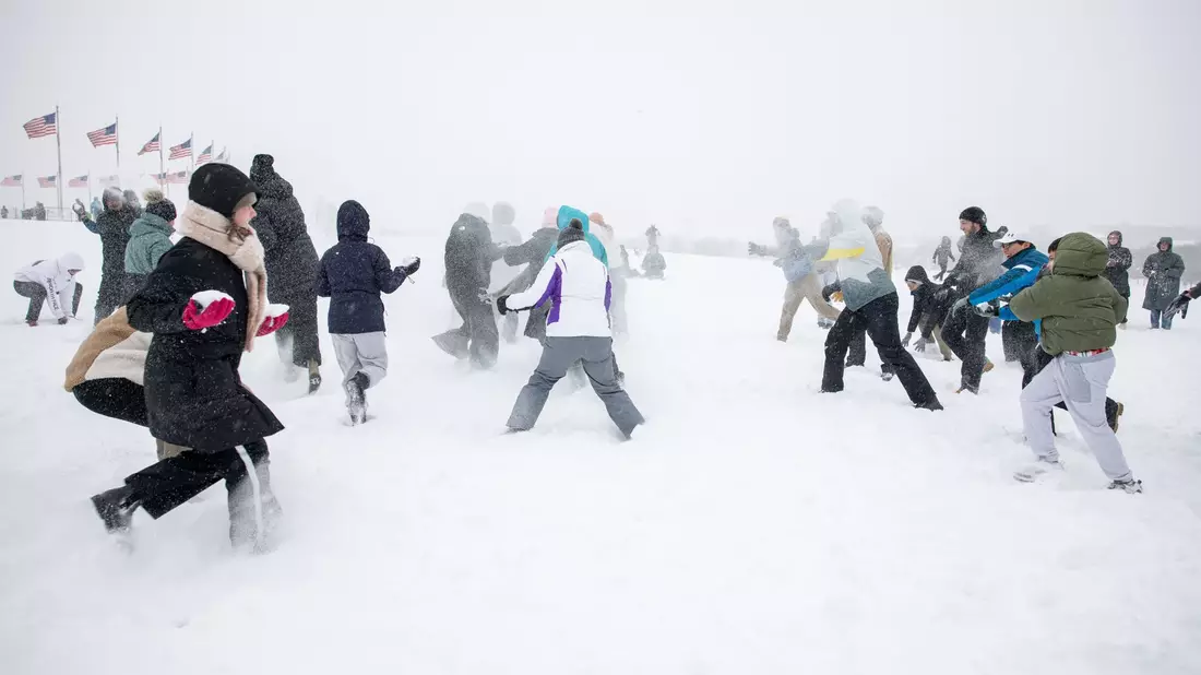 Das Extremwetter bringt auch Spaß, wie etwa bei einer ausgelassenen Schneeballschlacht in der US-Hauptstadt Washington.  - Bild: Mehmet Eser/ZUMA Press Wire/dpa