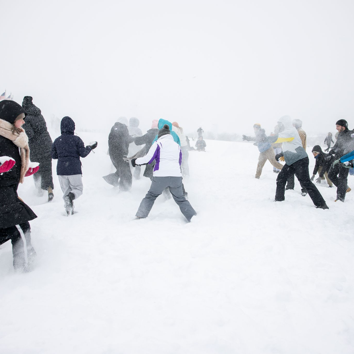 Das Extremwetter bringt auch Spaß, wie etwa bei einer ausgelassenen Schneeballschlacht in der US-Hauptstadt Washington.  - Foto: Mehmet Eser/ZUMA Press Wire/dpa