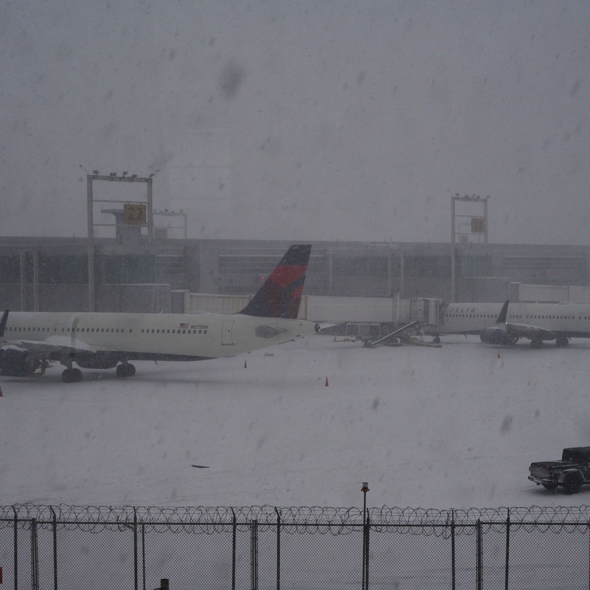 Viel ging am Wochenende nicht mehr an den US-Flughäfen: Bei starkem Schneefall, Sturm und Glätte blieben viele Maschinen am Boden. - Foto: Edna Leshowitz/ZUMA Press Wire/dpa