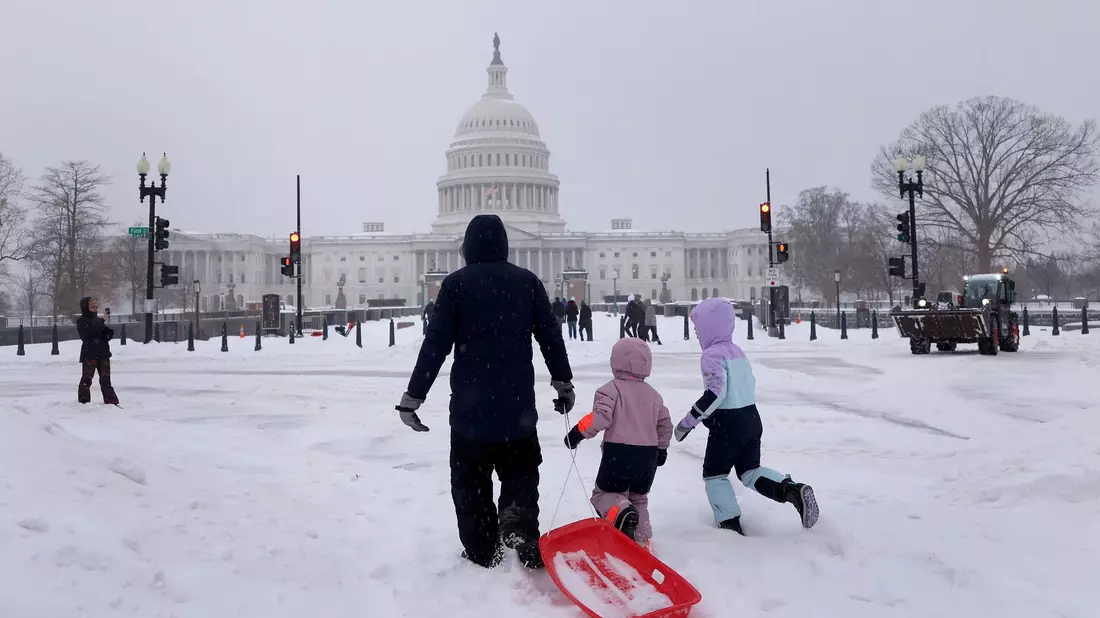 Der starke Schneefall sorgt vielerorts in den USA für Probleme, bringt aber auch seltene Freuden mit sich - wie etwa Schlittenfahren am Kapitol.  - Bild: Gent Shkullaku/ZUMA Press Wire/dpa