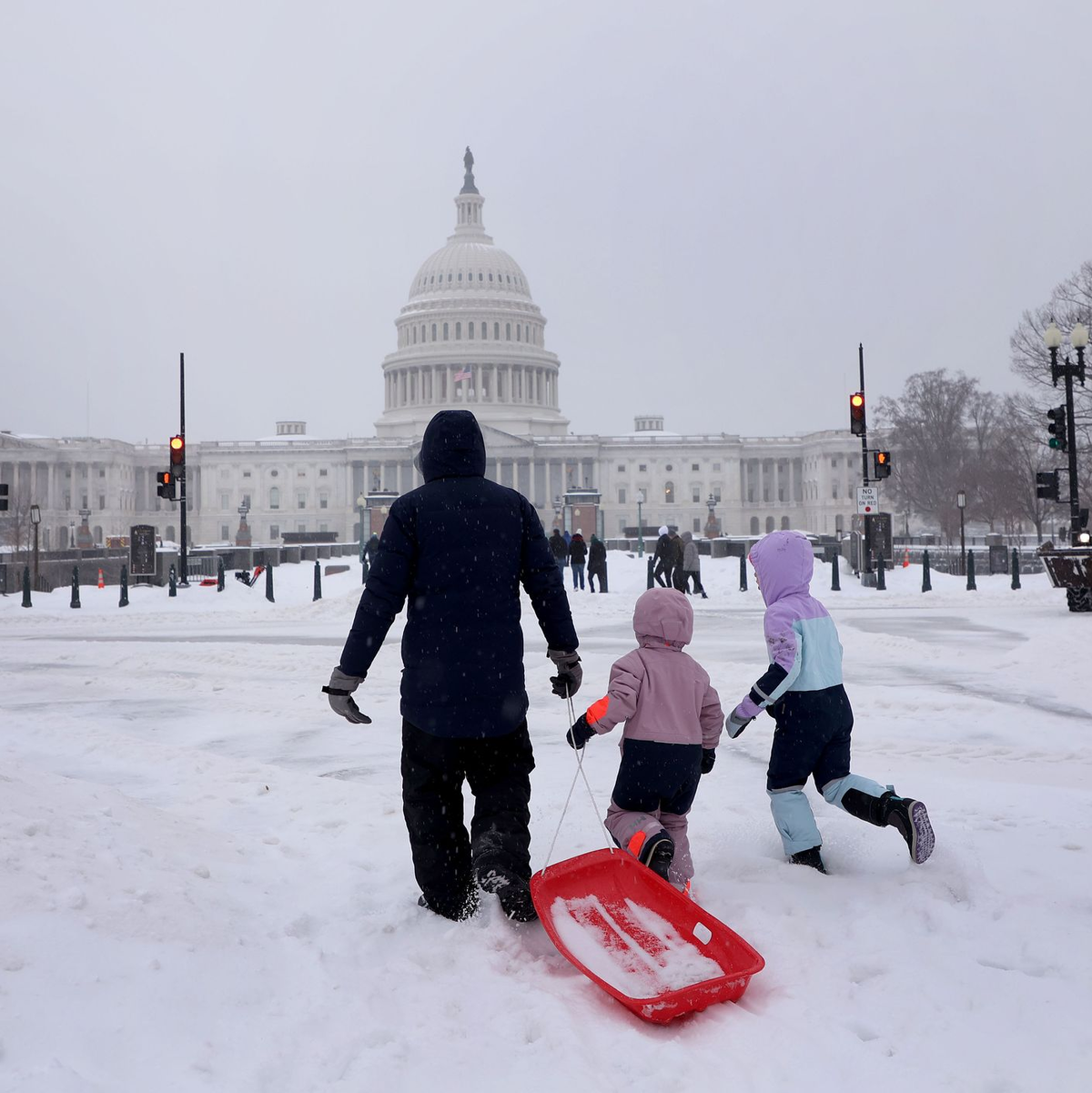 Der starke Schneefall sorgt vielerorts in den USA für Probleme, bringt aber auch seltene Freuden mit sich - wie etwa Schlittenfahren am Kapitol.  - Foto: Gent Shkullaku/ZUMA Press Wire/dpa