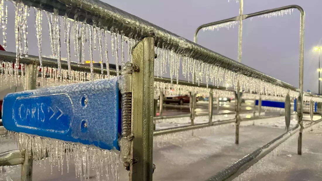 In weiten Teilen der USA haben Schnee und Eis die Städte eingehüllt.  - Bild: John Raby/AP/dpa