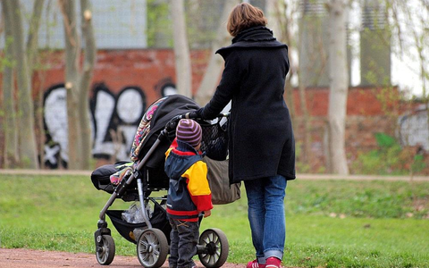 Mutter mit Kinderwagen (Archiv) - Foto: via dts Nachrichtenagentur