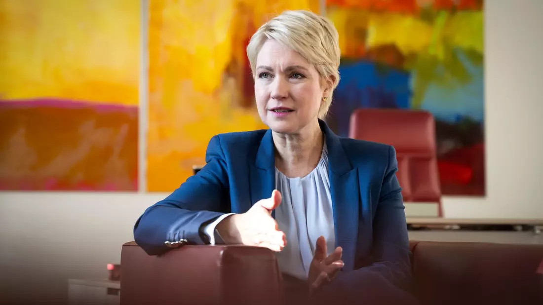 «Die CDU ist nicht klug beraten, wenn sie ständig verkündet, dass die Menschen in Deutschland nicht genug arbeiten», sagt Mecklenburg-Vorpommerns Ministerpräsidentin Schwesig. (Archivbild) - Bild: Philip Dulian/dpa