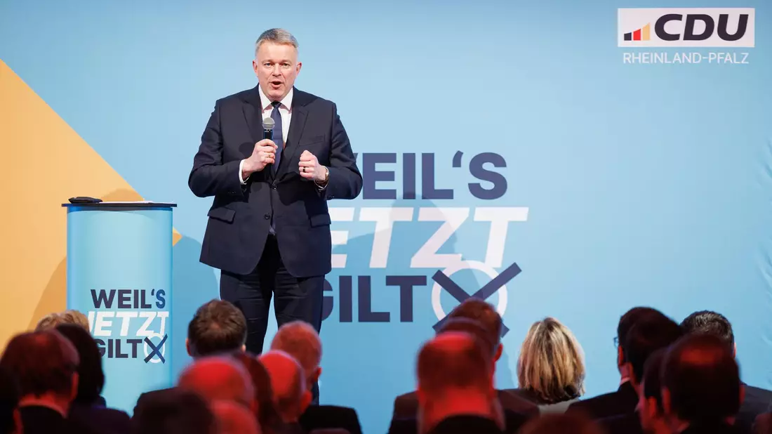 Statt über Einschränkungen bei der Teilzeit zu diskutieren, sollte darüber gesprochen werden, wie es attraktiver werden könne, Vollzeit zu arbeiten, findet Schnieder. (Archivbild) - Bild: Hannes P. Albert/dpa