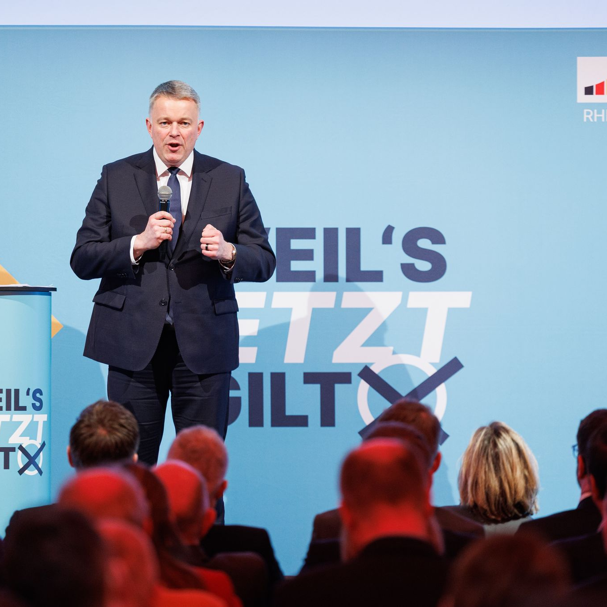 Statt über Einschränkungen bei der Teilzeit zu diskutieren, sollte darüber gesprochen werden, wie es attraktiver werden könne, Vollzeit zu arbeiten, findet Schnieder. (Archivbild) - Foto: Hannes P. Albert/dpa