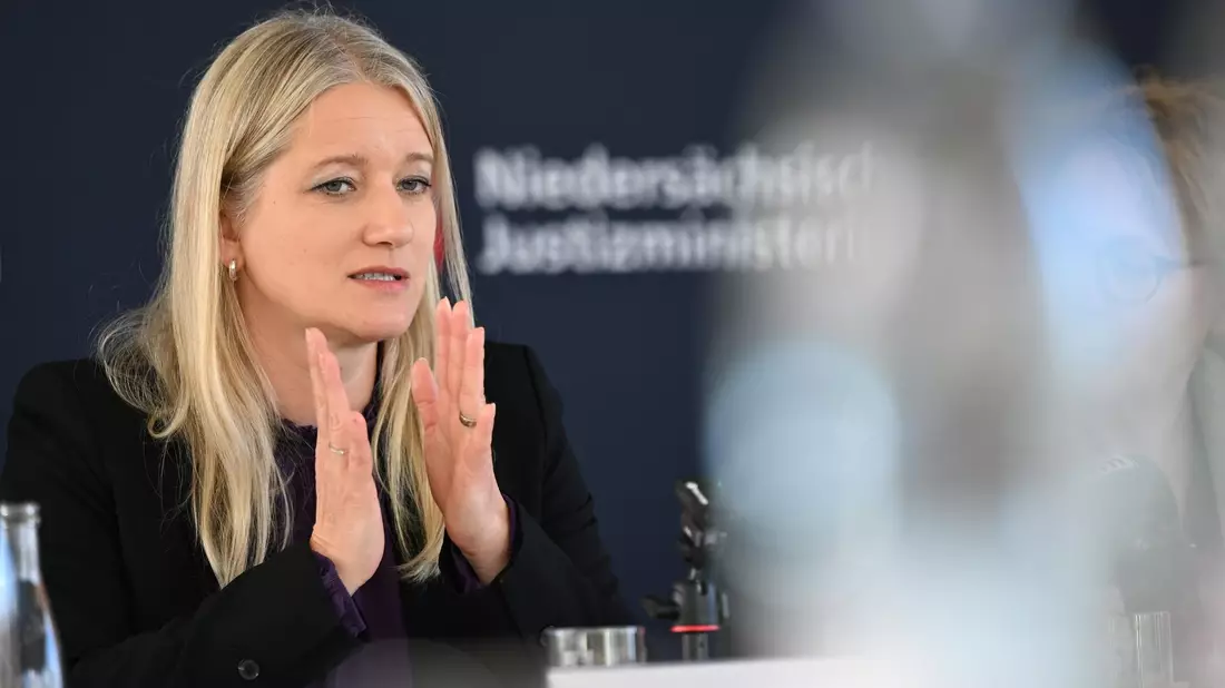 Niedersachsens Justizministerin Kathrin Wahlmann (SPD) tritt für ein Verbot von Voyeuraufnahmen ein. (Archivbild) - Bild: Shireen Broszies/dpa
