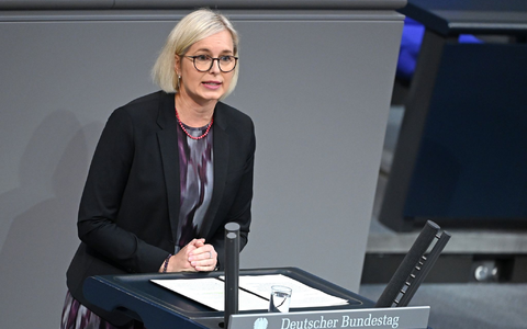 Christiane Schenderlein (CDU), Staatsministerin fĂŒr Sport und Ehrenamt - die Bundesregierung ĂŒberlĂ€sst die Diskussion ĂŒber einen möglichen WM-Boykott dem Sport und betont dessen Autonomie (Archivbild) - Foto: Elisa Schu/dpa Christiane Schenderlein (CDU), Staatsministerin fĂŒr Sport und Ehrenamt - die Bundesregierung ĂŒberlĂ€sst die Diskussion ĂŒber einen möglichen WM-Boykott dem Sport und betont dessen Autonomie (Archivbild) - Foto: Elisa Schu/dpa