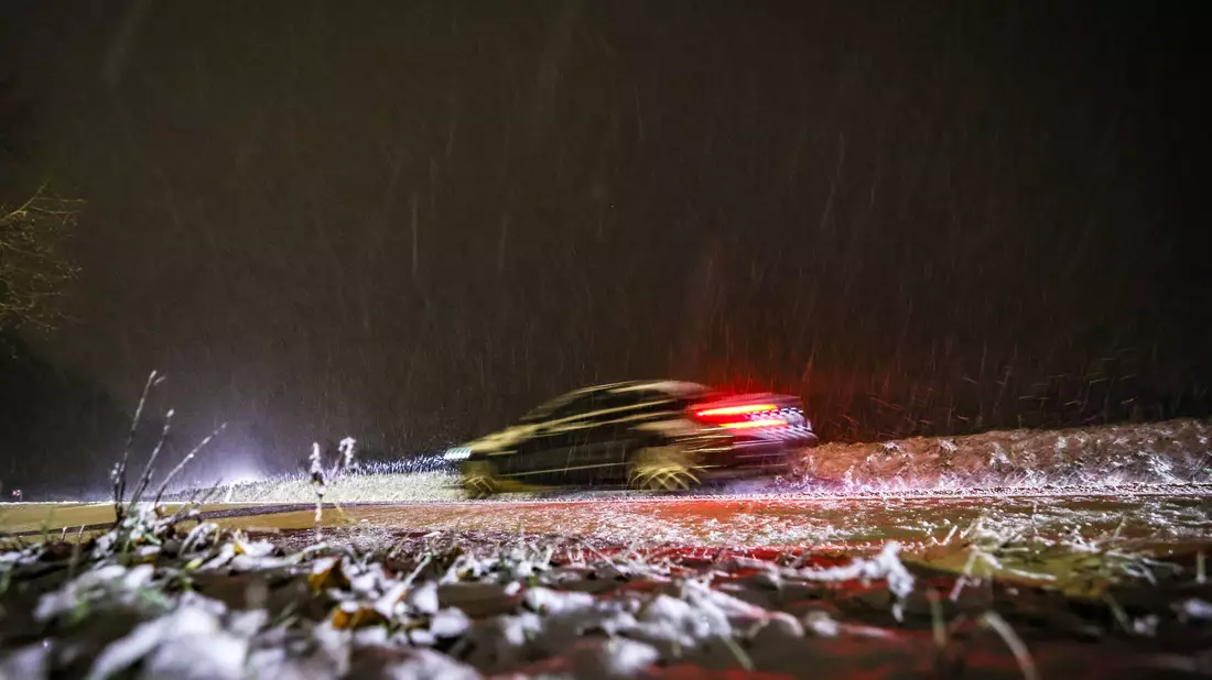 Vorsichtiges Fahren empfohlen. Mancherorts war es sehr glatt am Morgen. - Bild: Christoph Reichwein/dpa