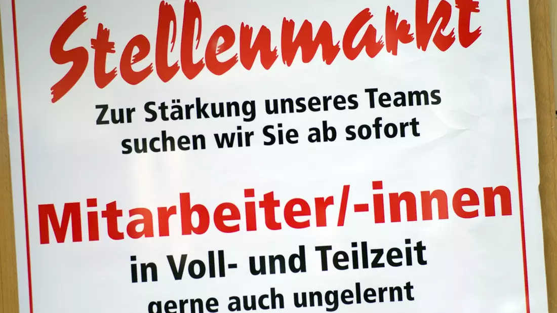 Wegen des Fachkräftemangels können viele Betriebe nicht wählerisch sein. (Symbolbild) - Bild: picture alliance / Peter Kneffel/dpa