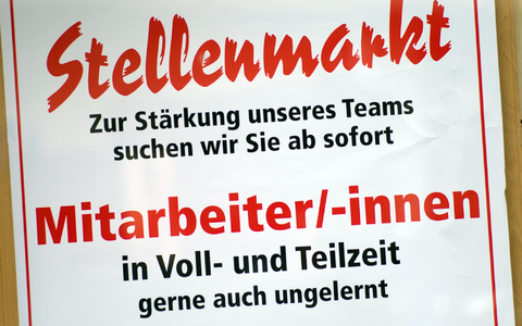 Wegen des Fachkräftemangels können viele Betriebe nicht wählerisch sein. (Symbolbild) - Foto: picture alliance / Peter Kneffel/dpa