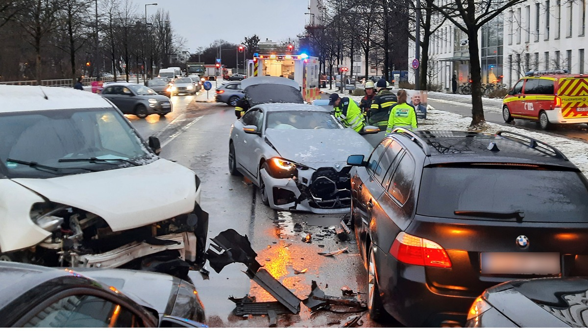 FW-M: Medizinischer Notfall mündet in Verkehrsunfall (Schwabing) - Foto: presseportal.de