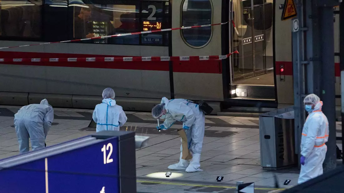 Bei dem Messerangriff wurden mehrere Menschen schwer verletzt. (Archivfoto) - Bild: Georg Wendt/dpa
