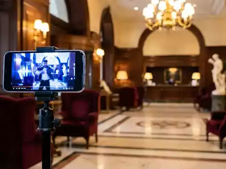 Hotelchefin von Kretschmann rockt TikTok mit Millionen-Klicks - Foto: über boerse-global.de