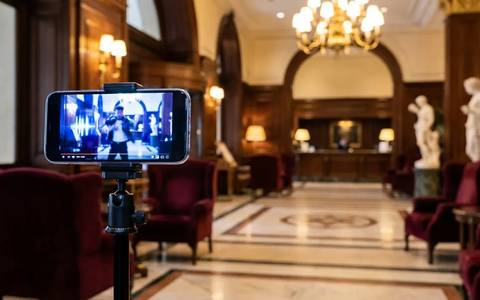 Hotelchefin von Kretschmann rockt TikTok mit Millionen-Klicks - Foto: über boerse-global.de