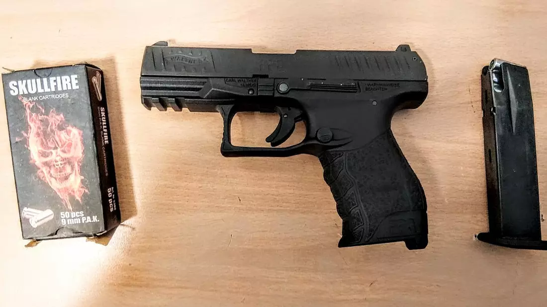BPOL-KI: Hbf. Kiel: Mann leistet Widerstand und führt Waffe mit - Bild: presseportal.de