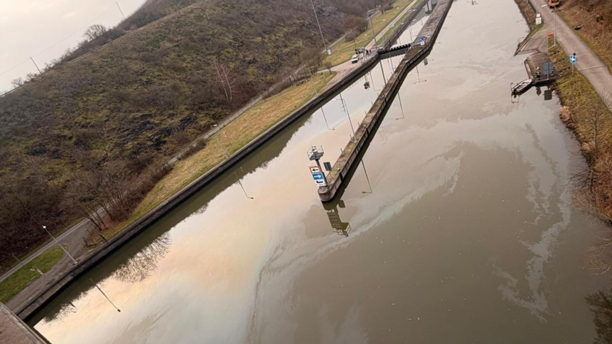 PP-ELT: Gewässerverunreinigung auf der Saar - Foto: presseportal.de