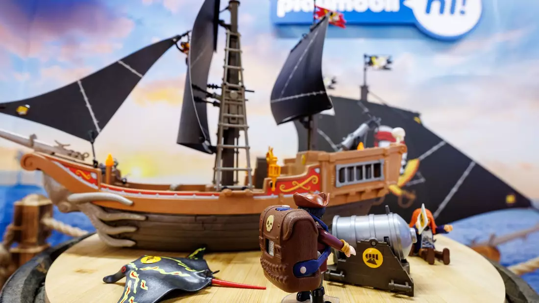 Die Playmobil-Welten sollen mit Geräuschen und sprechenden Figuren quasi lebendig werden.  - Bild: Daniel Karmann/dpa