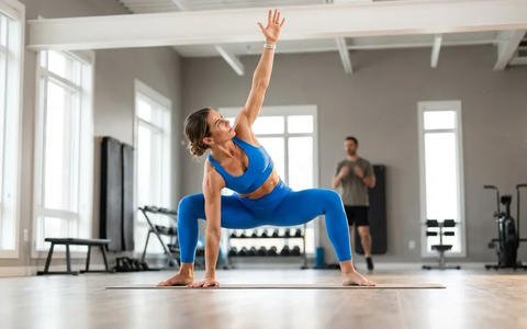 Sumo-Squat mit Rotation: Der Ganzkörper-Flow für mehr Beweglichkeit - Foto: über boerse-global.de