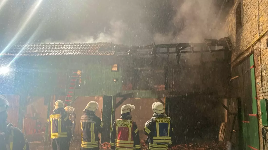 POL-HX: Scheune in Brakel-Riesel gerät in Brand - Bild: presseportal.de