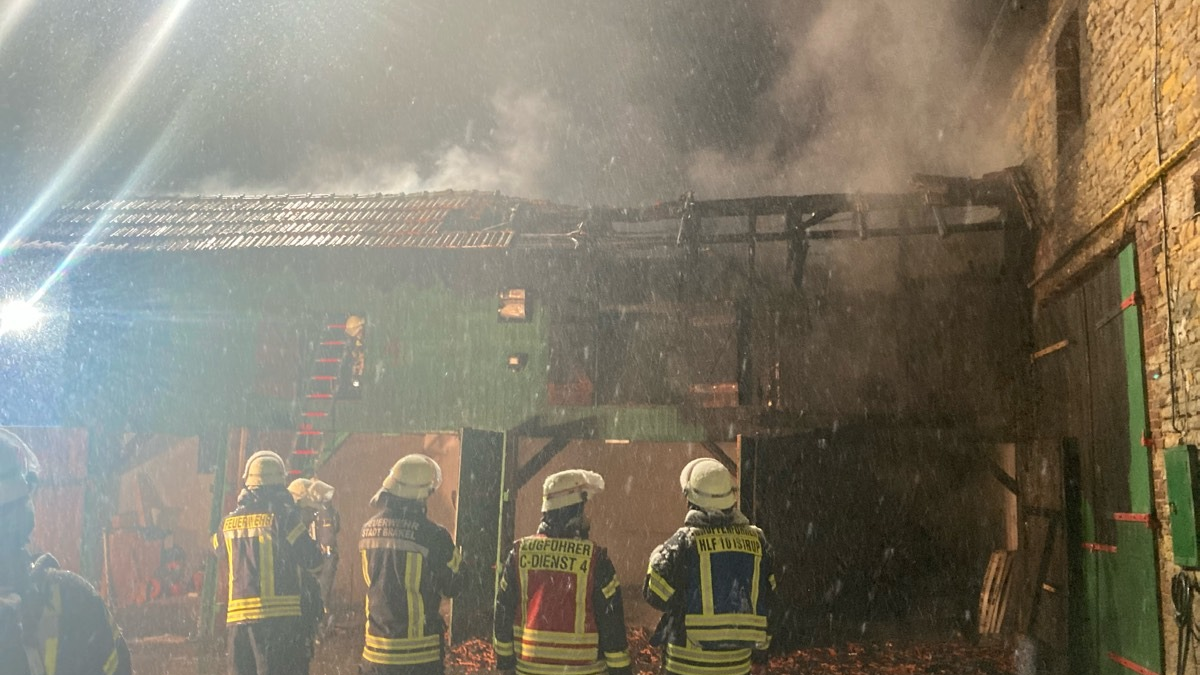 POL-HX: Scheune in Brakel-Riesel gerät in Brand - Foto: presseportal.de