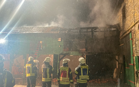 POL-HX: Scheune in Brakel-Riesel gerät in Brand - Foto: presseportal.de